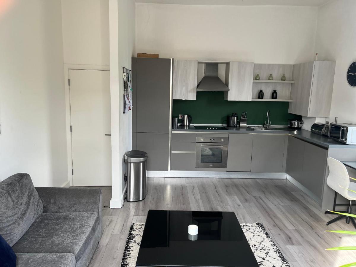 Apartment Spacious Modern 1-bed Near Victoria Park & Stadium