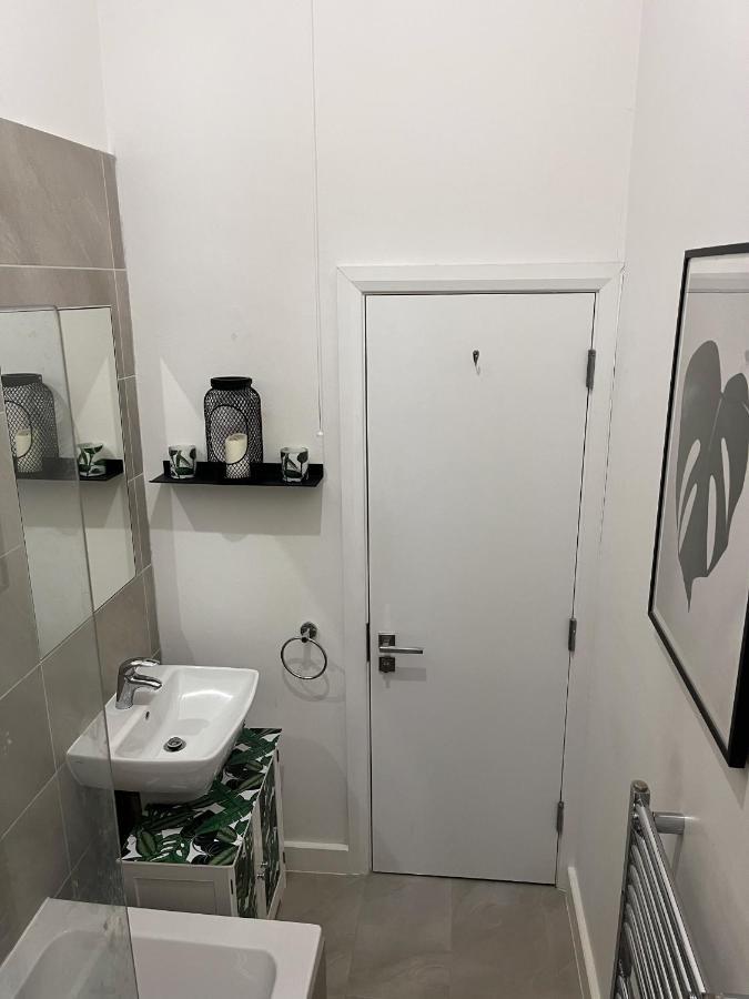 Apartment Spacious Modern 1-bed Near Victoria Park & Stadium