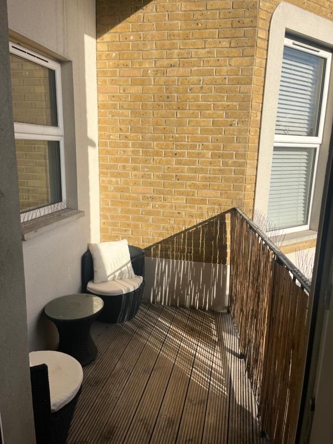 Apartment Spacious Modern 1-bed Near Victoria Park & Stadium