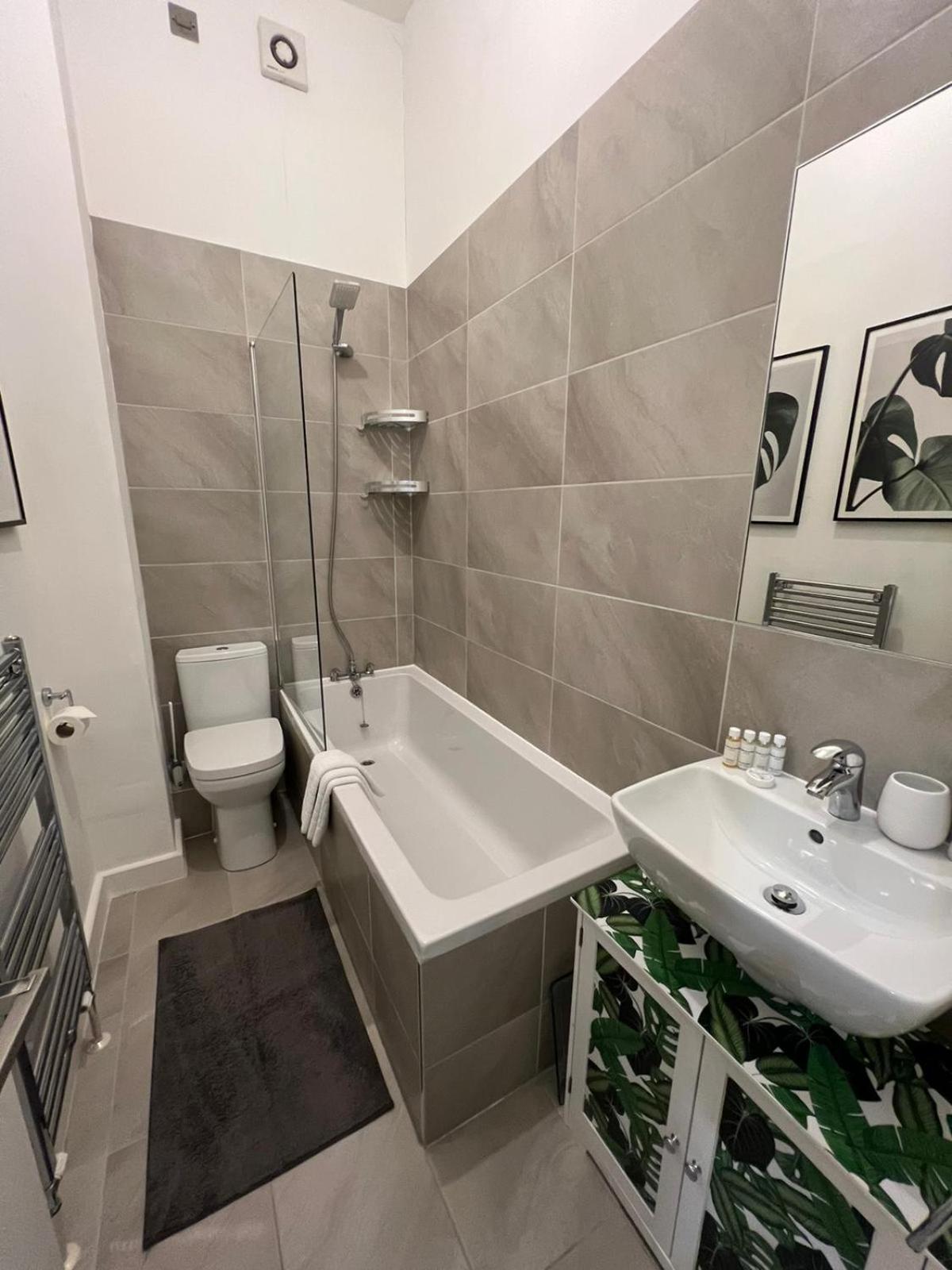 Spacious Modern 1-bed Near Victoria Park & Stadium Apartment